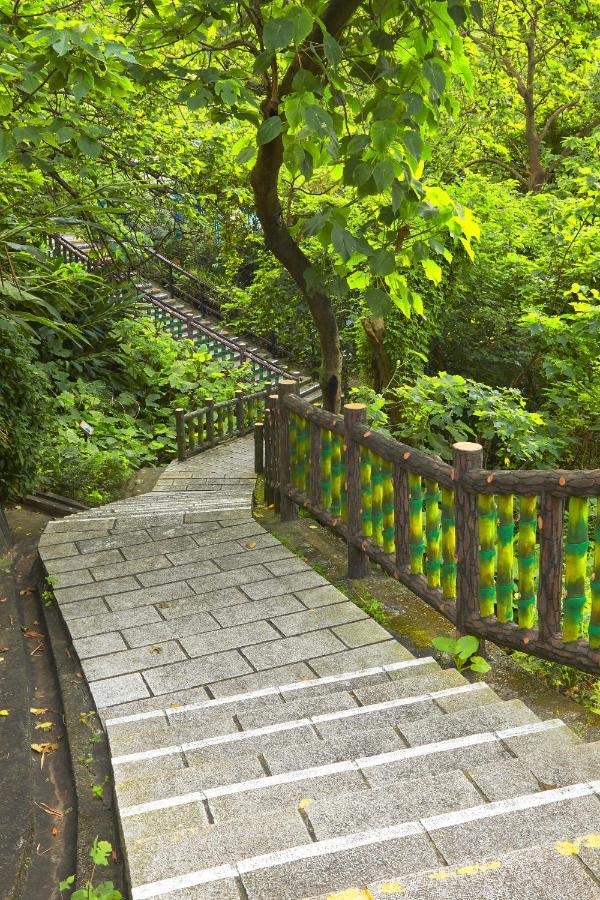The Grand Hotel Taipé Exterior foto The path to the temple