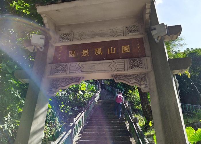 The Grand Hotel Taipé Exterior foto Entrance to Mount Tai