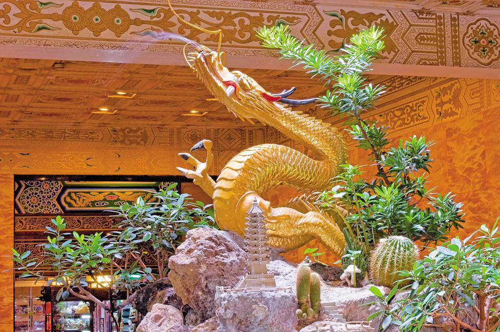 The Grand Hotel Taipé Exterior foto The golden dragon at the entrance of the temple