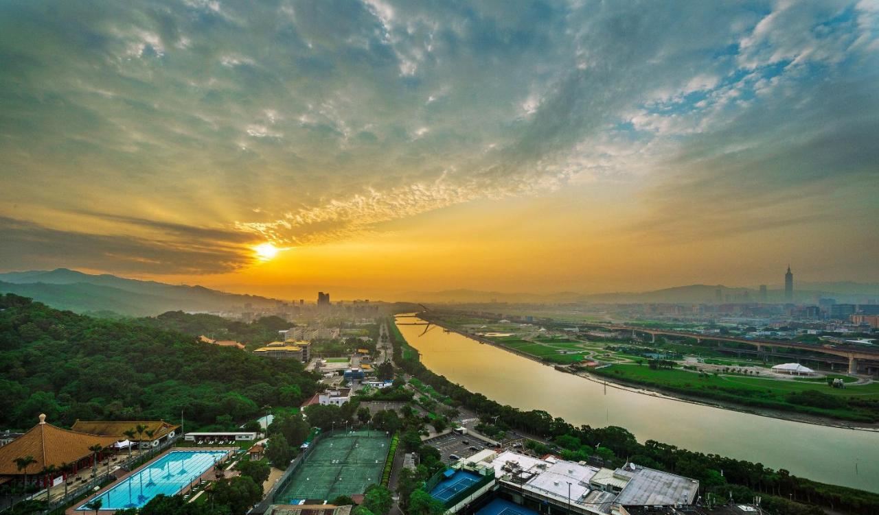 The Grand Hotel Taipé Exterior foto Sunset over the river