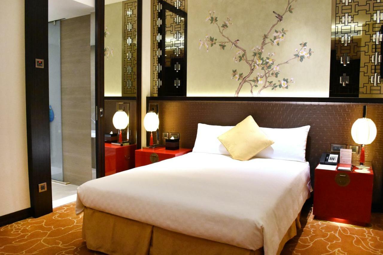 The Grand Hotel Taipé Exterior foto A room at the Mandarin Oriental, Hong Kong