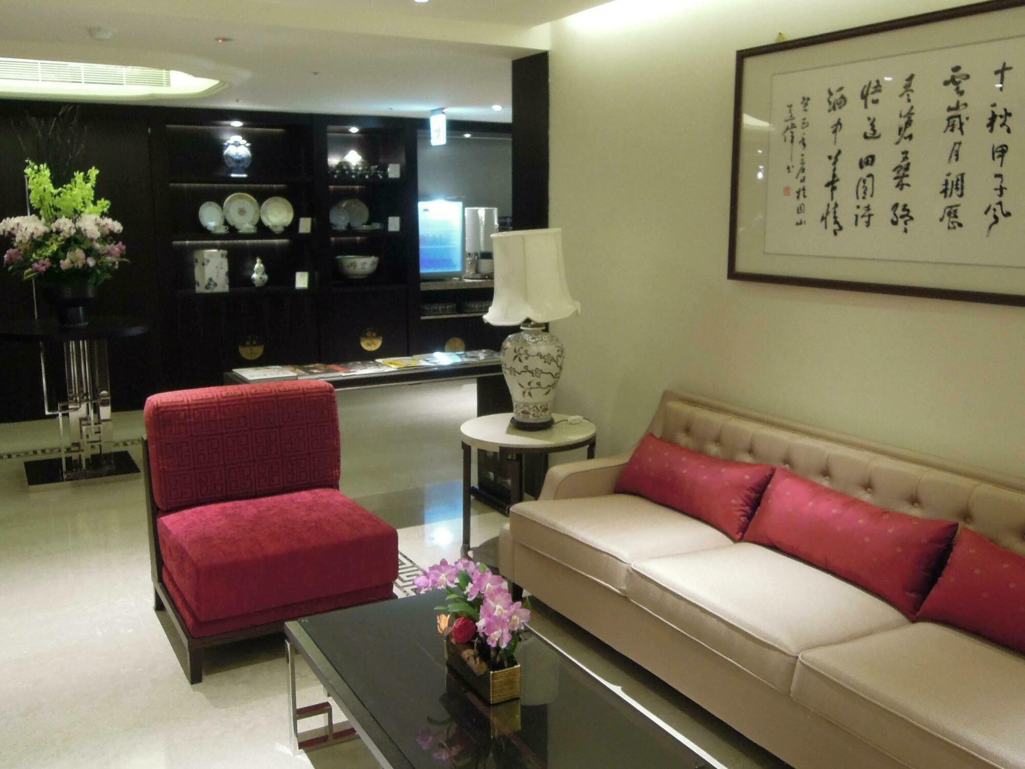 The Grand Hotel Taipé Exterior foto The interior of a suite at the Mandarin Oriental, Singapore