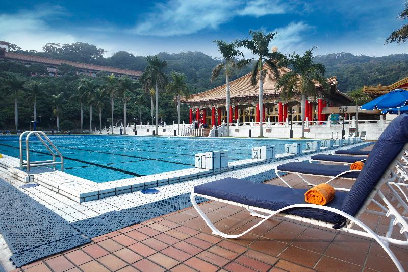 The Grand Hotel Taipé Exterior foto The swimming pool at the Hong Kong Country Club