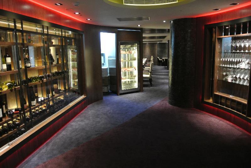 The Grand Hotel Taipé Exterior foto The wine room at the restaurant