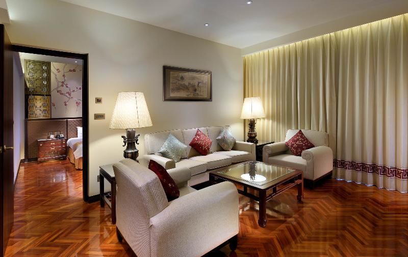 The Grand Hotel Taipé Exterior foto A living room in a suite at the Taj Mahal Palace, Mumbai