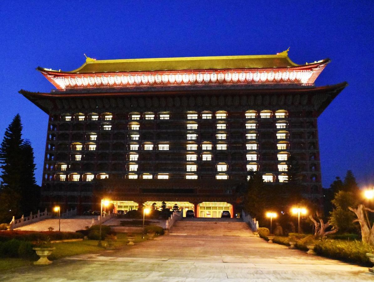 The Grand Hotel Taipé Exterior foto The National Library of China